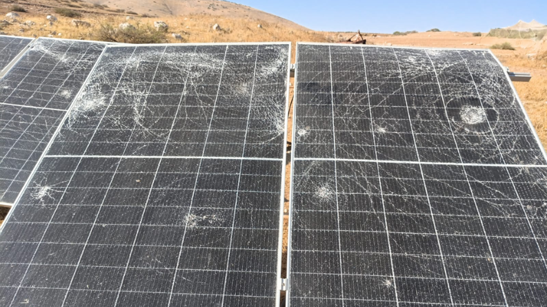 مستوطنون يعتدون على خلايا طاقة شمسية شرق طمون