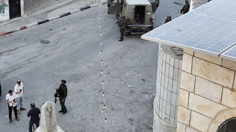 مستوطن يقتحم مادما ويحطم نصبا تذكاريا للشهداء بالتنسيق مع الجيش