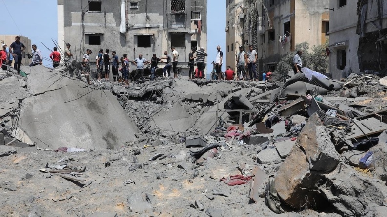 انتشال 55 جثماناً من أنقاض منزل في غزة