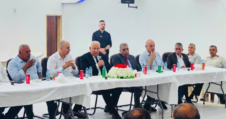 وزير الداخلية يعقد لقاءً موسعاً مع فعاليات عزون والبلدات المجاورة