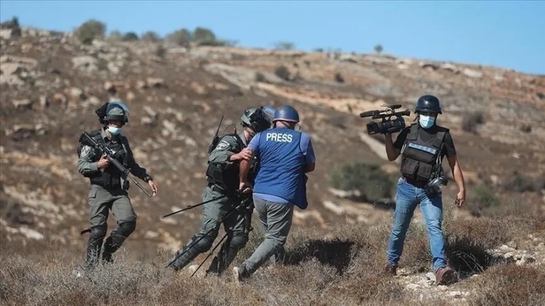 استشهاد صحفي.. 84 انتهاكاً بحق الصحفيين الفلسطينيين خلال آب