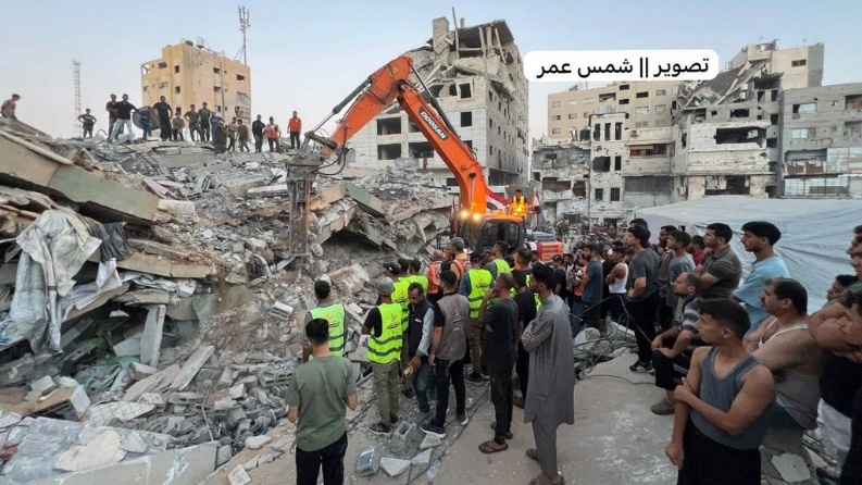10 شهداء و 100 مفقود بانهيار مبنى يؤوي نازحين في غزة