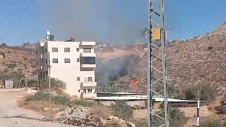 مستوطنون يشعلون النار قرب منازل المواطنين في برقا