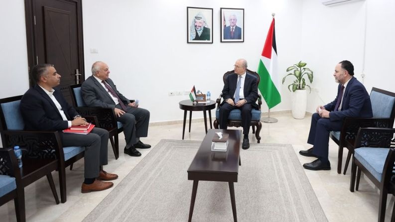 رئيس الوزراء يلتقي وفد مصلحة مياه محافظة القدس ويشيد بجهود طواقمها
