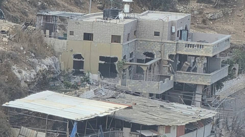 الاحتلال يفجر منزل أسير في بيت إمرين