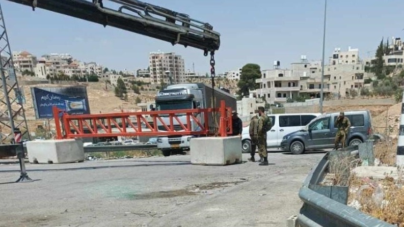 942 حاجزاً وبوابة تقطع الجغرافية الفلسطينية