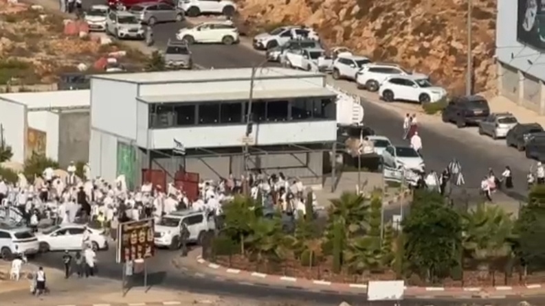مستوطنون يقتحمون بيتونيا وطريق جريوت غرب رام الله