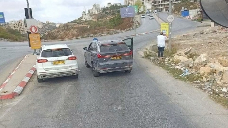 مستوطنون يقتحمون سردا والطيرة في رام الله