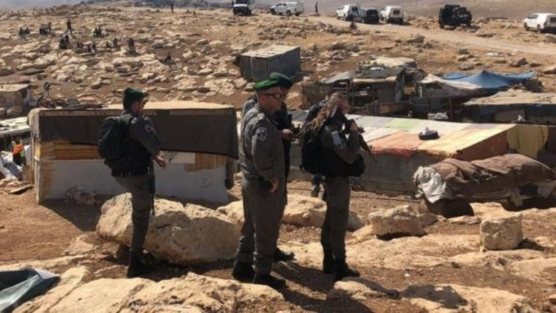 الاحتلال يداهم المنازل ويصورها في الرأس الأحمر 