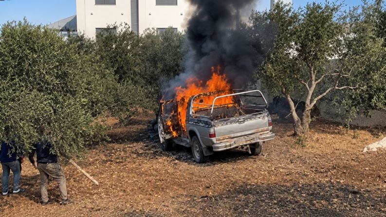 مستوطنون يعتدون على مواطنين ويحاولون إحراق منزلين في ترمسعيا