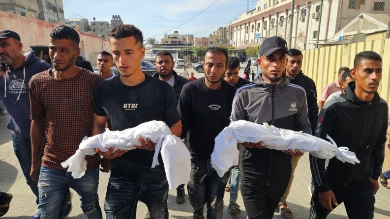 وفاة طفلتين بحريق خيمة بمواصي خانيونس