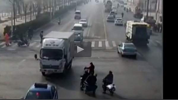الصين: سيارات تقفز فجأة في حادث غريب