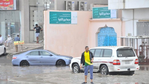 3 قتلى نتيجة الأمطار الغزيرة في السعودية