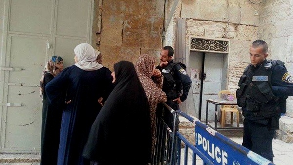 الاحتلال يمنع السيدات من دخول الأقصى ويعتدي عليهن
