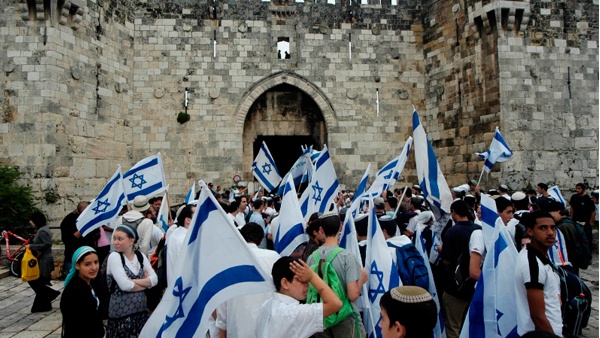 اشتباكات حتى الفجر بالقدس بعد مسيرات المستوطنين