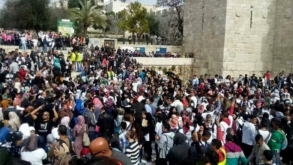 أطول سلسلة بشرية للقراء تحيط بسور القدس