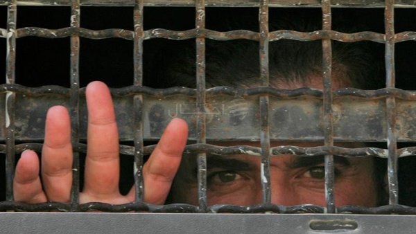 تسمم 24 أسيراً في معتقل "حوارة"