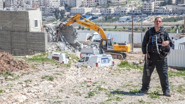 الاحتلال يهدم"بركسات"تجارية في حزما بالقدس