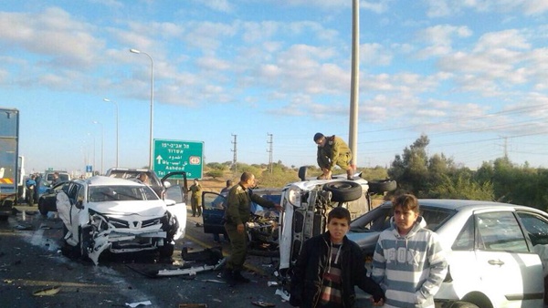 وفاة فلسطيني بحادث سير بين 10 مركبات