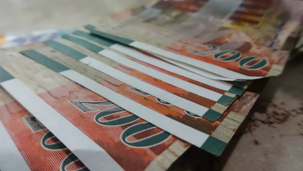 خصومات على رواتب آلاف الموظفين والمالية توضح