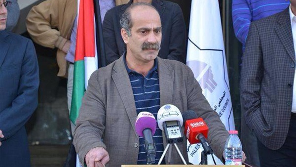 خريشة معتصم أمام التشريعي رافضا تسليم نفسه