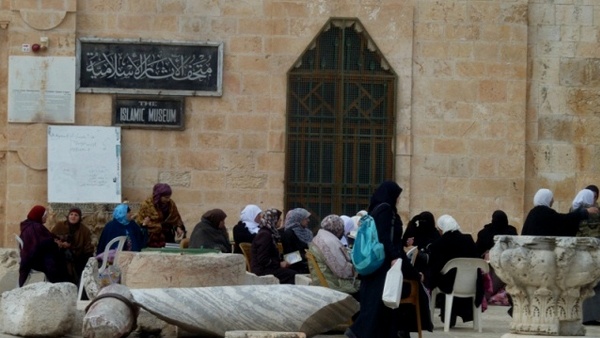 المرابطات يحبطن اقتحام المستوطنين للأقصى