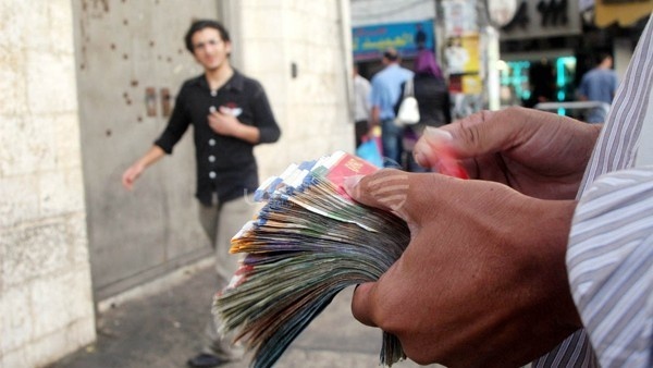 خصم يوم واحد من راتب موظفي السلطة
