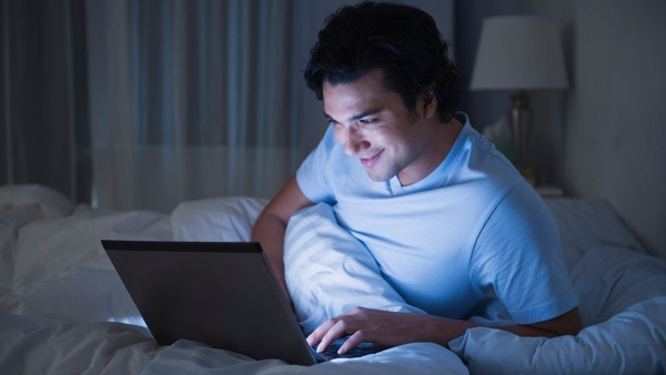 الأجهزة المضيئة تربك النوم وتضر بالصحة