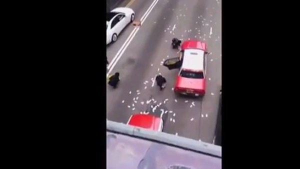 فوضى إثر تبعثر نحو مليوني $ بالشارع