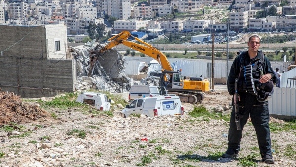 الاحتلال يسلم مبعدا عن القدس أمرا بهدم منزله