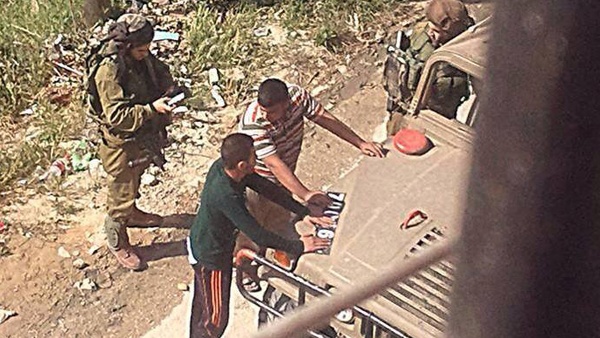 الاحتلال يداهم عورتا ويعتقل شقيقين