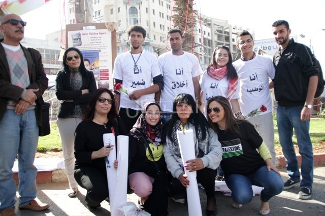 بالصور: مشروع  فني تحت عنوان "حبل من الهموم" وسط مدينة رام الله