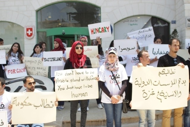 شبان يعتصمون امام اكثر من 30 سفارة في رام الله نصرة لغزة
