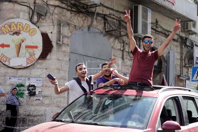 بالصور: مشاهد تلقي الطلبة  نتائجهم في التوجيهي