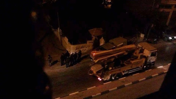 الاحتلال يفجر منزلين ويغلق آخر بالباطون في الخليل
