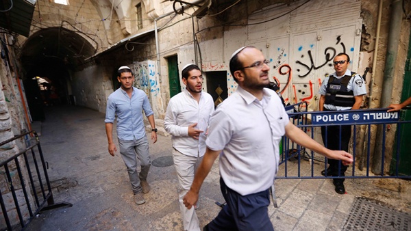 مراسلنا: مستوطنون يعتدون على مواطنين في القدس