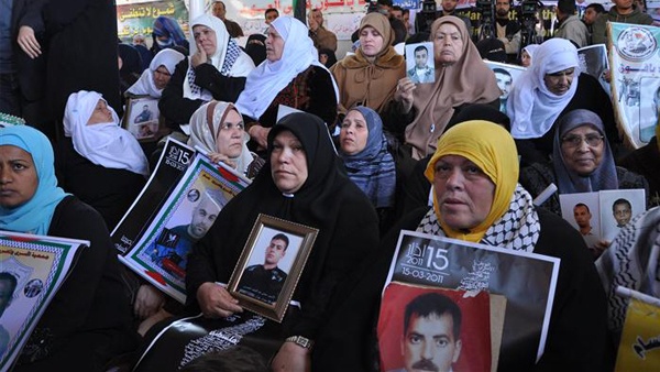 ذوو الأسرى بغزة يعولون على صفقة تبادل بعد منعهم من الزيارة