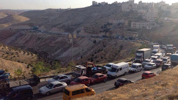 اعتقال مواطن بعد احتجاز مئات المركبات على حاجز الكونتينر