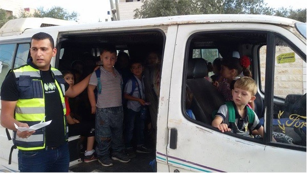 ضبط مركبة بداخلها 16 طفلاً حمولة زائدة بسلفيت