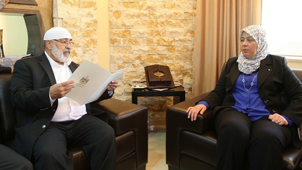 غنام تقدم واجب العزاء باسم الرئيس لـ آل البكري