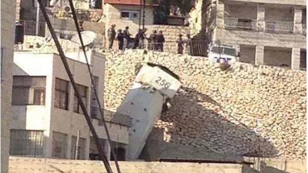 انقلاب سيارة المياه العادمة التابعة لشرطة الاحتلال بحي الطور