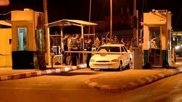 الاحتلال يتسبب بأزمة مرورية على حاجز الكونتينر