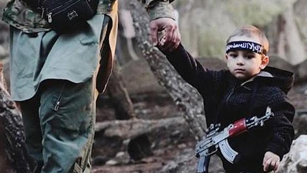 طفل "3 سنوات" ينضم لصفوف داعش دون إذن والدته