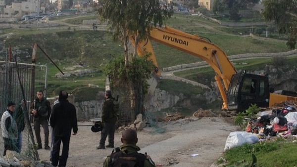 القدس: جرافات الاحتلال تهدم منشأت بالعيزرية