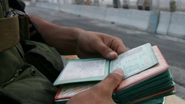 الاحتلال يعيد هويات مواطنين صادرها بزبوبا في جنين