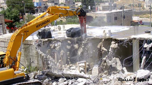 الاحتلال يهدم منزلين بمخيم العروب يسكنها 22 نفراً