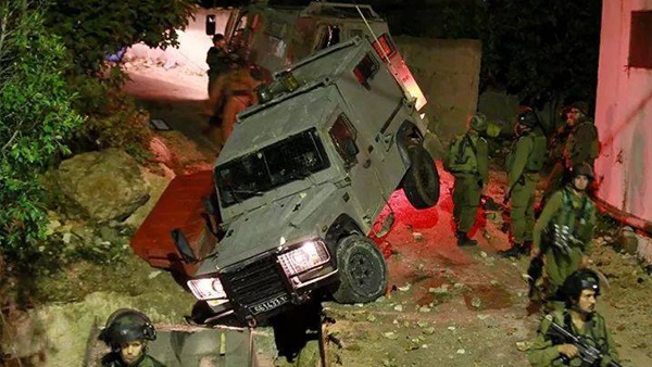بالصور| انقلاب جيب اسرائيلي بمواجهات في بلعين فجراً