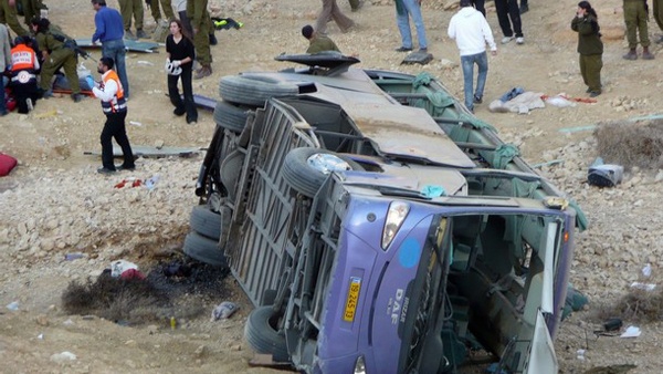 إصابة عدد من الجنود بإنقلاب حافلة جنوب نابلس
