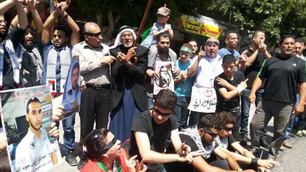 الاحتلال يواصل نقل الأسرى المضربين بين السجون