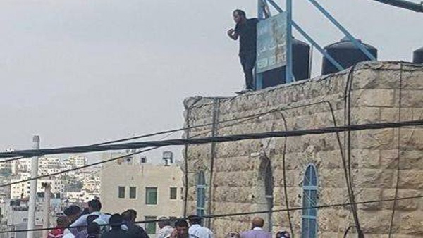 الخليل: يهدد بالإنتحار شنقاً لعدم حصوله على وظيفة